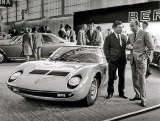 En 1966 a Geneve, Nuccio Bertone & Ferruccio Lamborghini (a gauche) en discussions